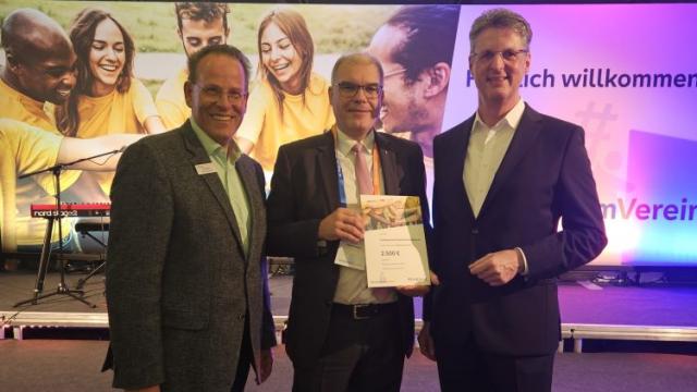 Engagiert für die Region (v. l. n. r.): Burkard Weinbrenner (Volksbank), Holger Gatzenmeyer (Caritas) und Wolfgang Osse (Vorstandsvorsitzender Volksbank Kassel Göttingen). | Foto: Caritas 